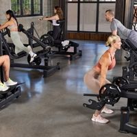 高效练臀：选Precor必确GLUTEBUILDER系列练臀器材