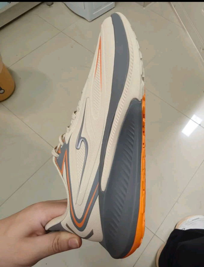 鸿星尔克跑鞋