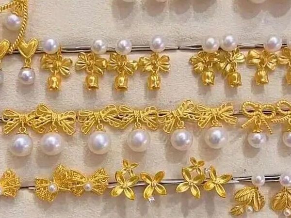 黄金珍珠耳环，优雅与贵气并存