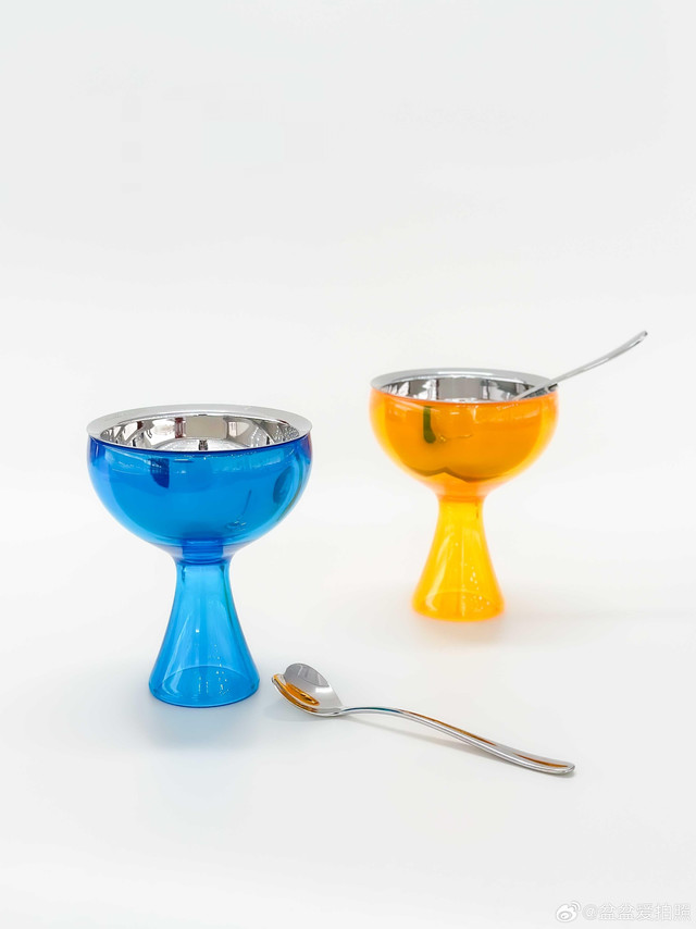 #餐具##餐具推荐#夏天就要和 crush一起吃冰淇淋！比夏日的阳光更热辣的，是和 crush 并肩挖一勺冰淇淋的瞬间 ！——Alessi 这款冰淇淋碗，简直是为这样的心动时刻量身定做，每一处细节都戳