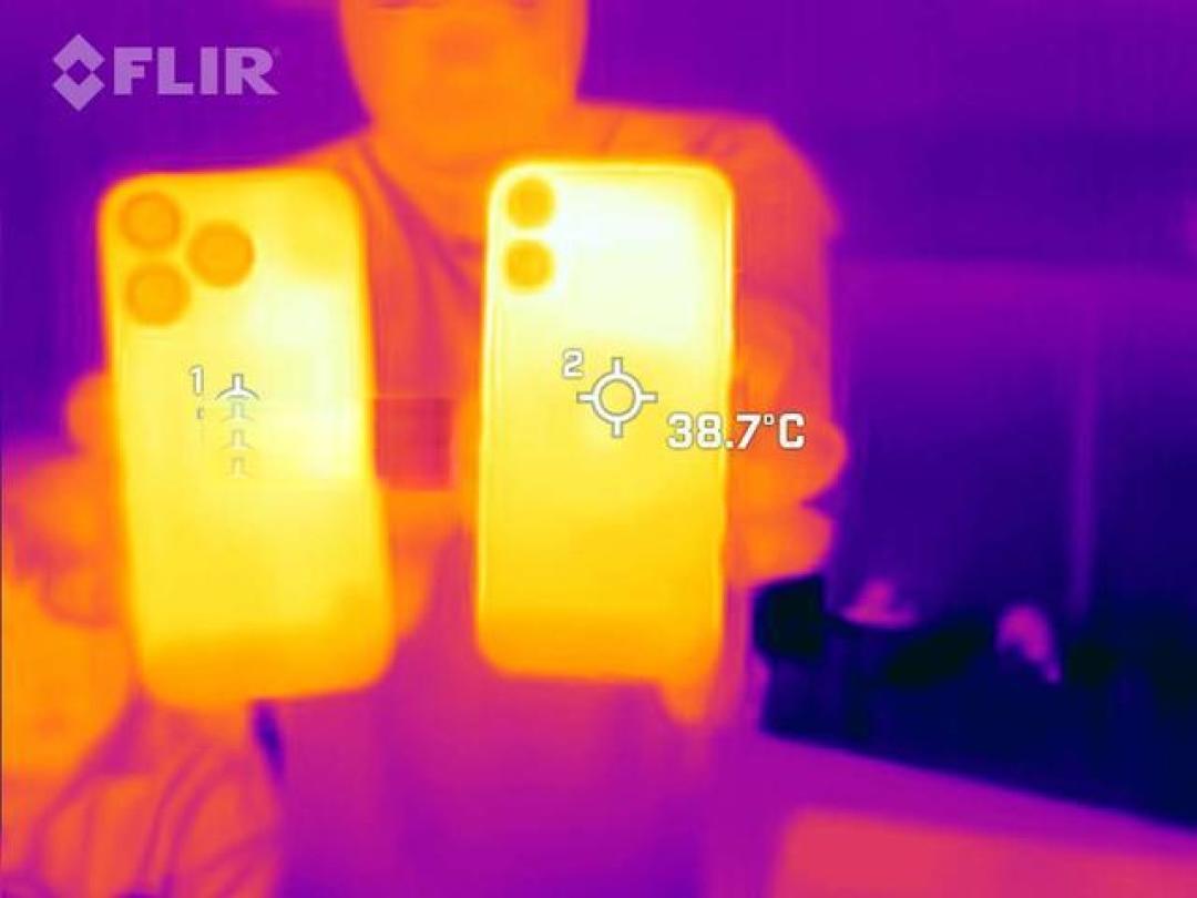 iPhone 17 Pro散热设计争议:导热太好反而导致高温降频更早?