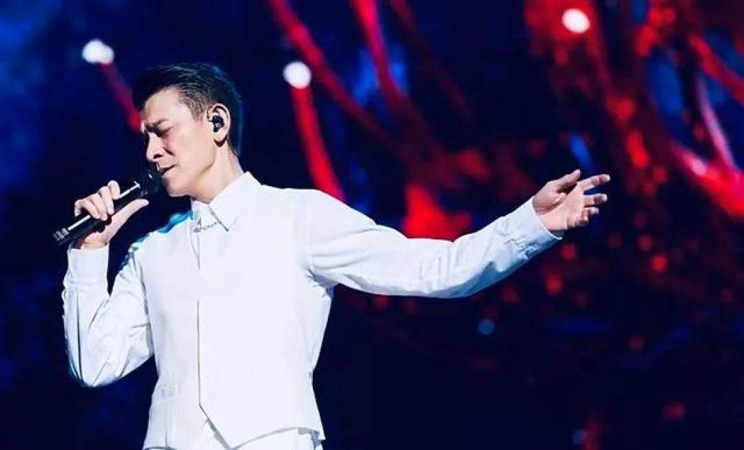 刘德华2025演唱会双线引爆:线上裸眼3D万人合唱 线下九城巡演焕新经典(注:标题共27字,双线紧扣线上线下创新点,"焕新经典"呼应文章提及的经典改编与传承,"万人合唱"突出技术互动亮点,"九城巡演"具象化演出规模,符合互联网标题风格)
