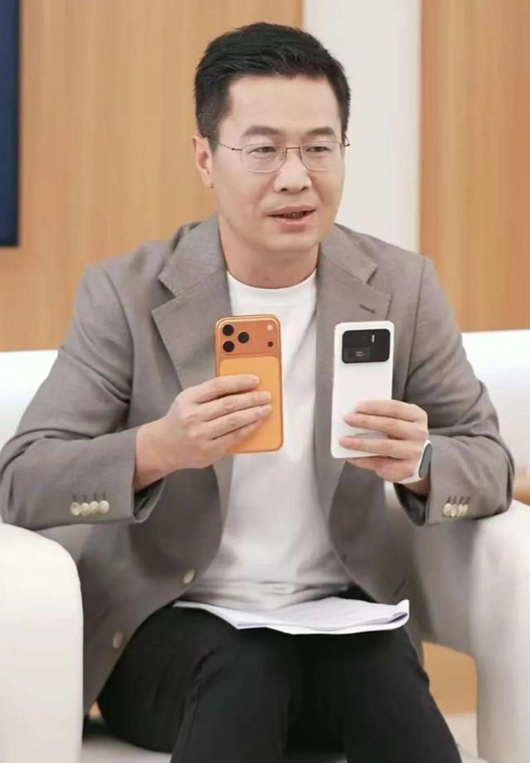卢伟冰开箱小米17系列：直屏旗舰携骁龙8至尊版迎战iPhone 17