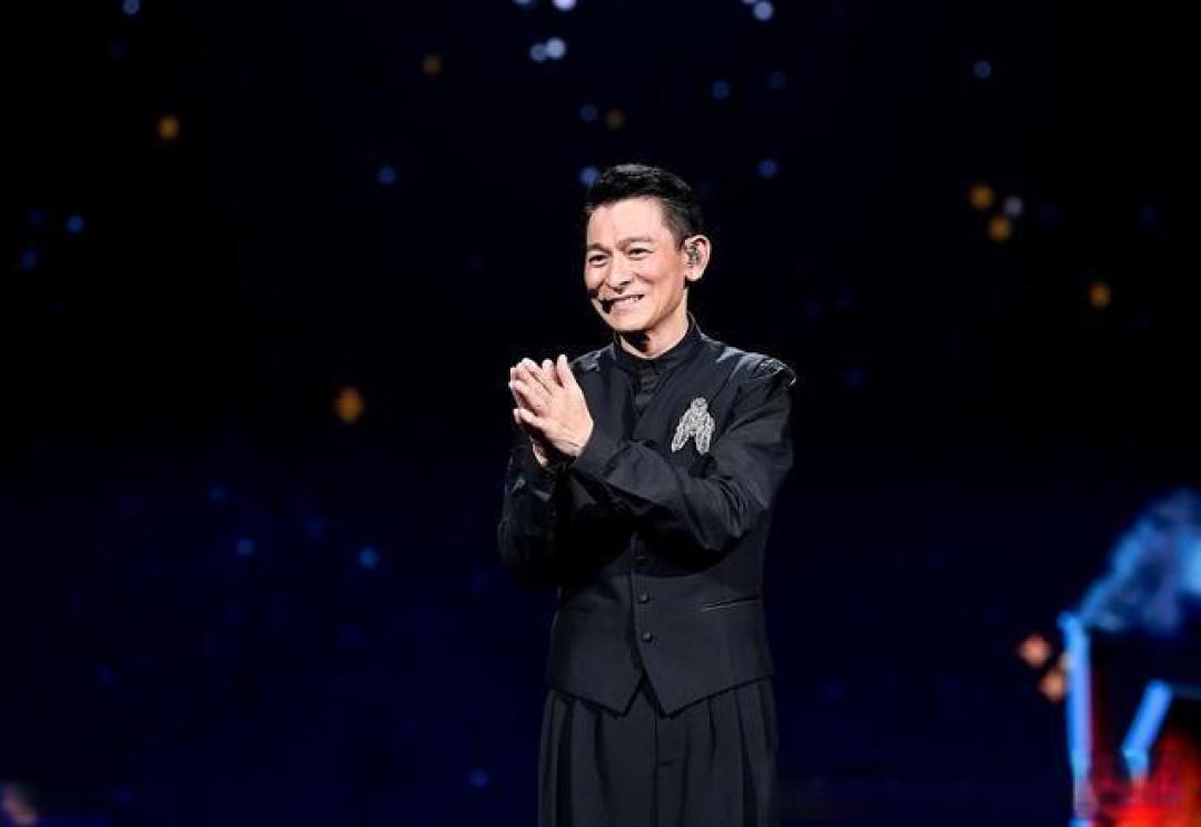 刘德华2025演唱会双线引爆:线上裸眼3D万人合唱 线下九城巡演焕新经典(注:标题共27字,双线紧扣线上线下创新点,"焕新经典"呼应文章提及的经典改编与传承,"万人合唱"突出技术互动亮点,"九城巡演"具象化演出规模,符合互联网标题风格)