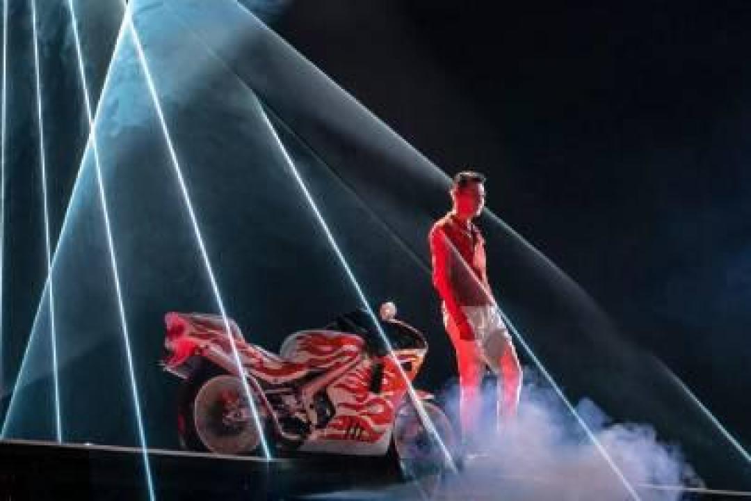 刘德华2025演唱会双线引爆:线上裸眼3D万人合唱 线下九城巡演焕新经典(注:标题共27字,双线紧扣线上线下创新点,"焕新经典"呼应文章提及的经典改编与传承,"万人合唱"突出技术互动亮点,"九城巡演"具象化演出规模,符合互联网标题风格)
