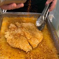 鸡排哥街头秘方大公开:手把手教你腌出金黄多汁的爆款鸡排