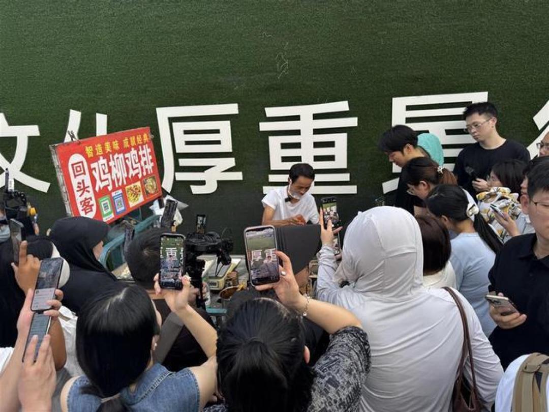 景德镇三轮车上的商战密码:鸡排主理人如何用3元定价撬动校园经济