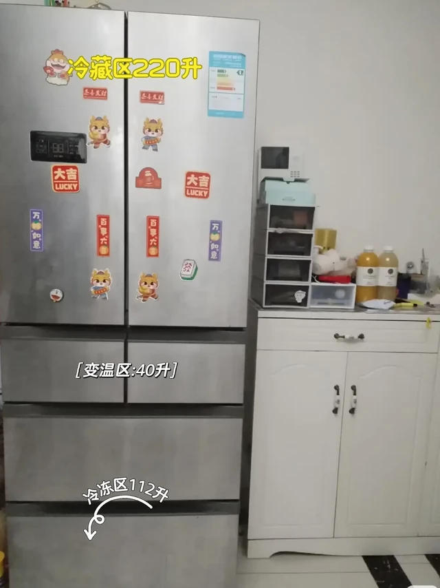 10年使用感受，说说我的美的凡帝罗冰箱。十年前新房家电选择，第一眼就相中了美的当年很火爆的凡帝罗系列冰箱。十年使用感受便是:美的冰箱值得宝子们新房家电选择首选。
容量大小:372升，其中冷藏220升，