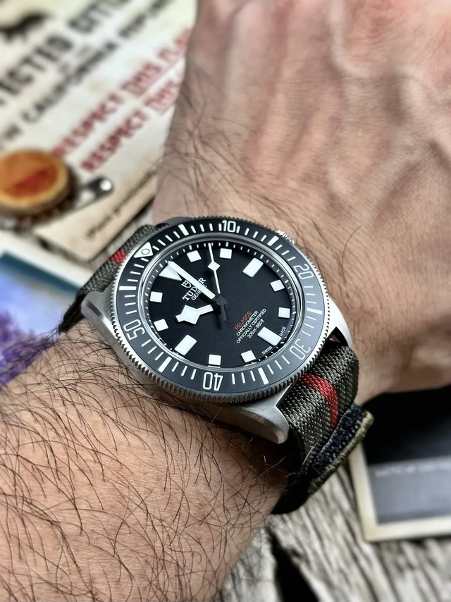 Tudor帝舵领潜型FXD M25717。帝舵在2021年发布了一枚全新的潜水表，法国海军FXD（型号M25707），后来还拿奖了，当时我就有点种草这款表，但是不是特别喜欢蓝色系的腕表，所以一直没有下