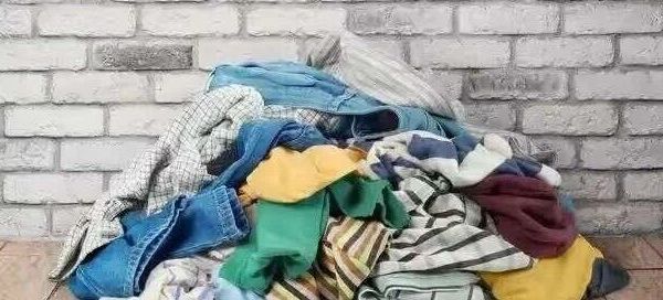 旧衣服扔了=扔钱！附近500米回收换现金，最快2小时免费上门！