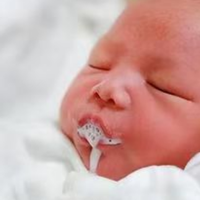 医生揭秘：小月龄宝宝总吐奶？真相不止“吃太饱”，这些坑别再踩