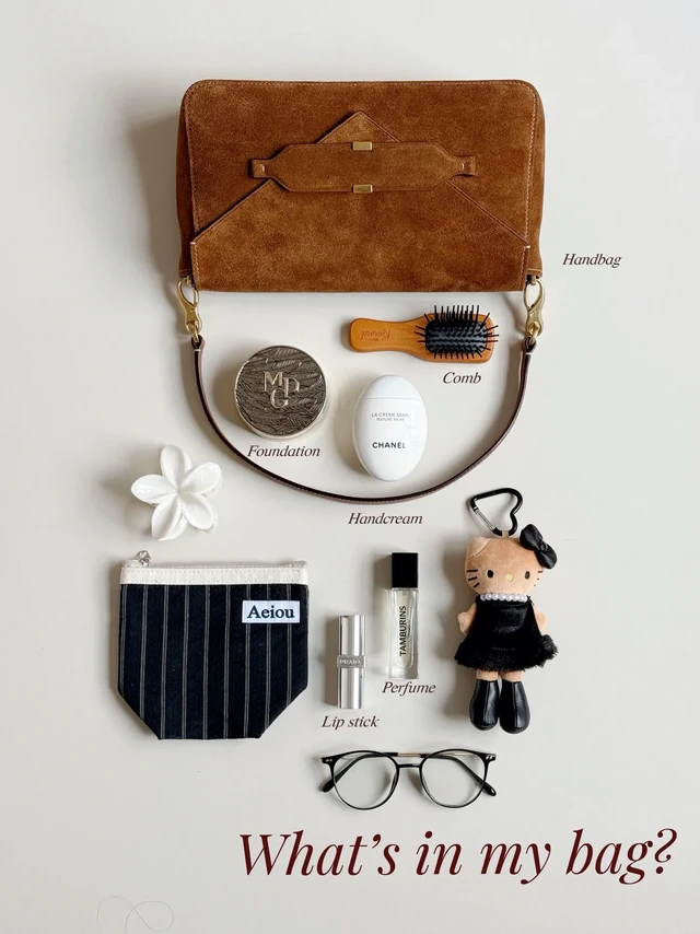 What’s in my bag?
秋冬的第一支新包|||
是谁已经开始期待秋天了
入秋的第一只通勤新包包已买
DISSONA的信函系列信封包
真的一眼相中！ 
我选的这款是麂皮款棕色小号
它是用法国