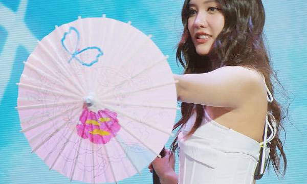 Freen｜Nanning Fan Meeting 中国风环节☔️🎨🌂也可用来发射 小馬自稱懷緬我_的微博视频
