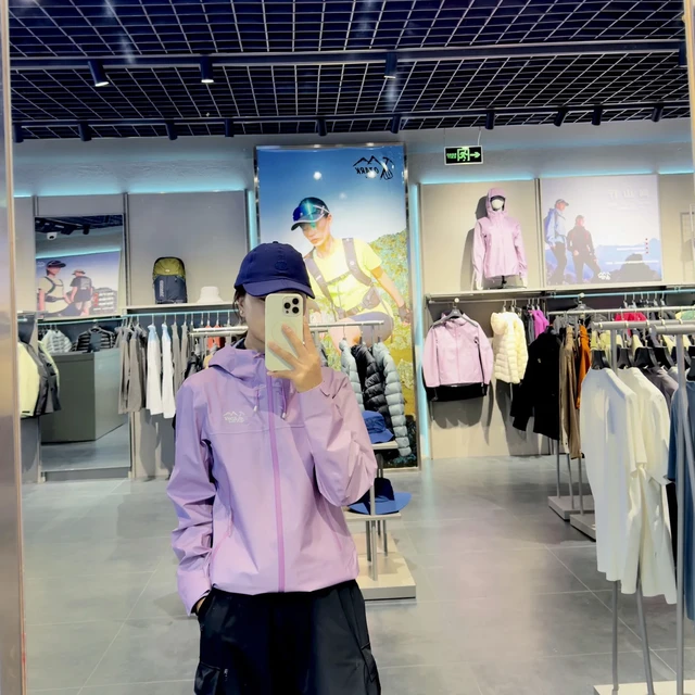 奥索卡户外冲锋衣（峰翼）采用面料 3L压胶工艺面料是一种三层复合面料通过特殊压胶粘合技术将三个部分整合成完整坚固且轻薄的面料（外层）一般由尼龙或聚酯纤维制成经过防泼水（DWR）处理它直接与外界接触，具