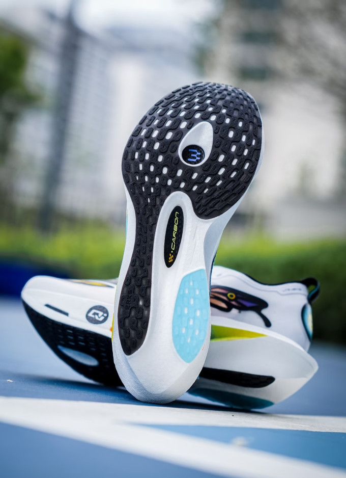 鸿星尔克跑鞋