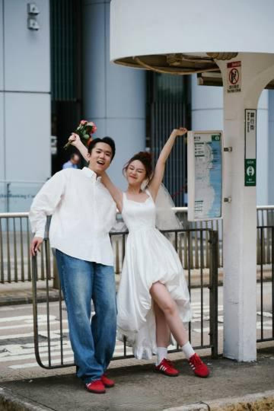 婚纱照争议背后:当代年轻人的仪式感博弈与实用主义革新