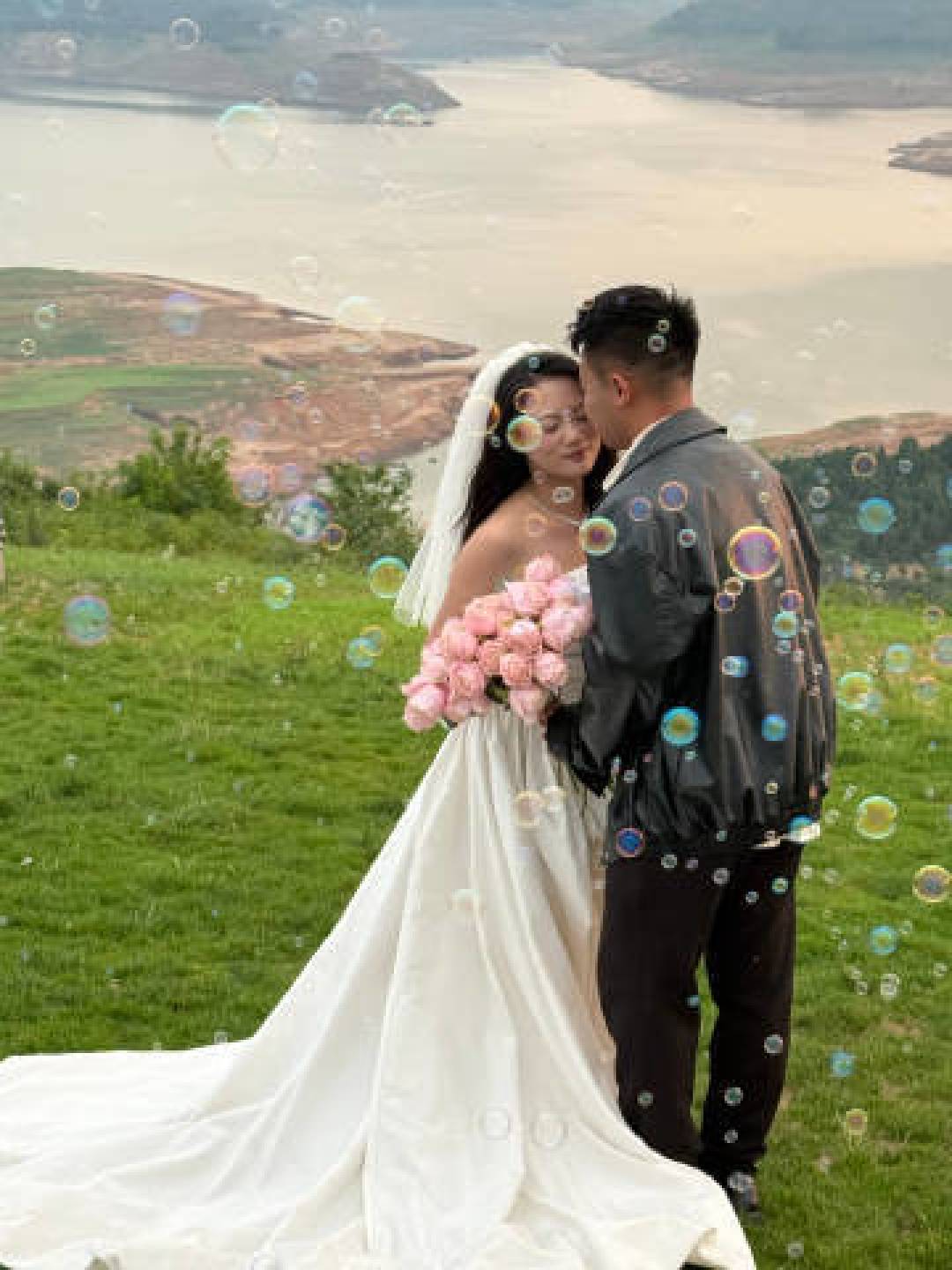 婚纱照争议背后：当代年轻人的仪式感博弈与实用主义革新