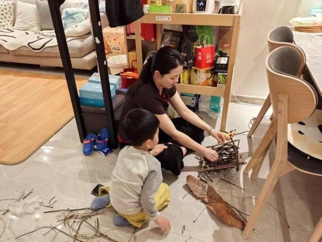 幼儿园手工作业异化成家长擂台赛:电钻鸟窝对决梵高残片,谁偷走了孩子的童年创作?
