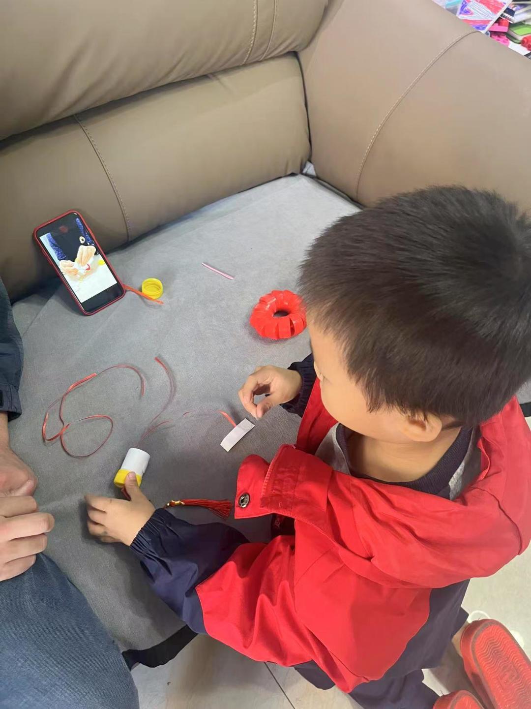幼儿园手工作业异化成家长擂台赛:电钻鸟窝对决梵高残片,谁偷走了孩子的童年创作?