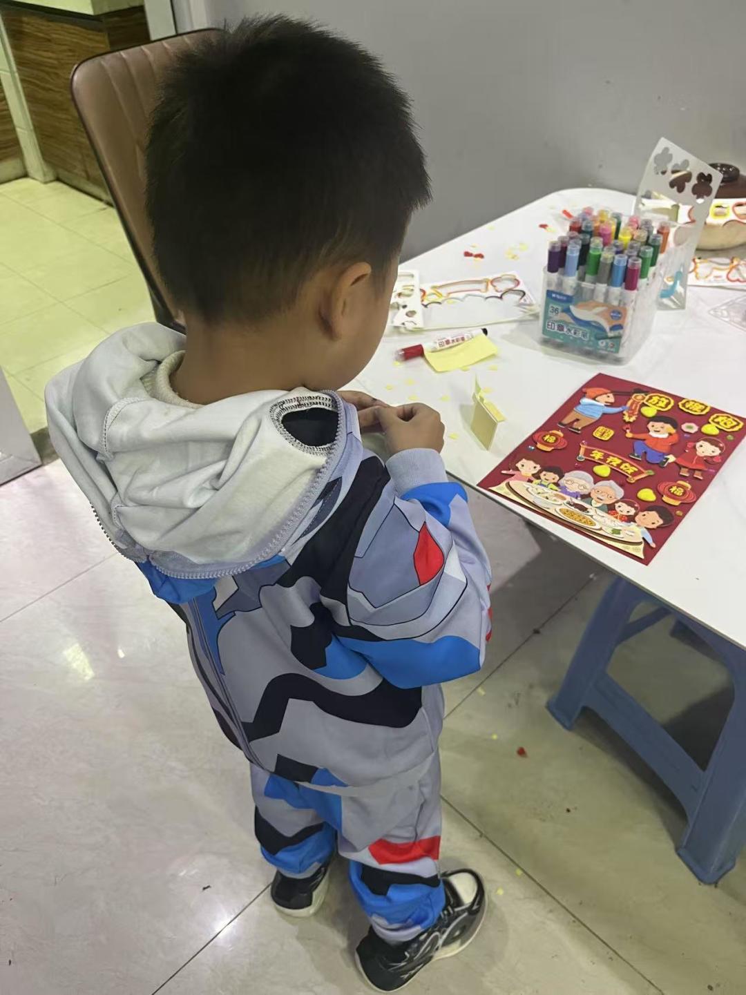 幼儿园手工作业异化成家长擂台赛:电钻鸟窝对决梵高残片,谁偷走了孩子的童年创作?