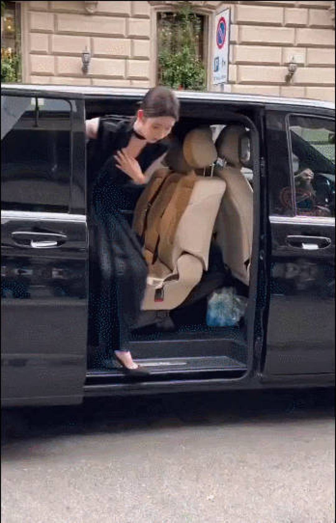 王玉雯米兰时装周优雅踉跄变圈粉现场 灵动应对诠释女明星的"活人感"