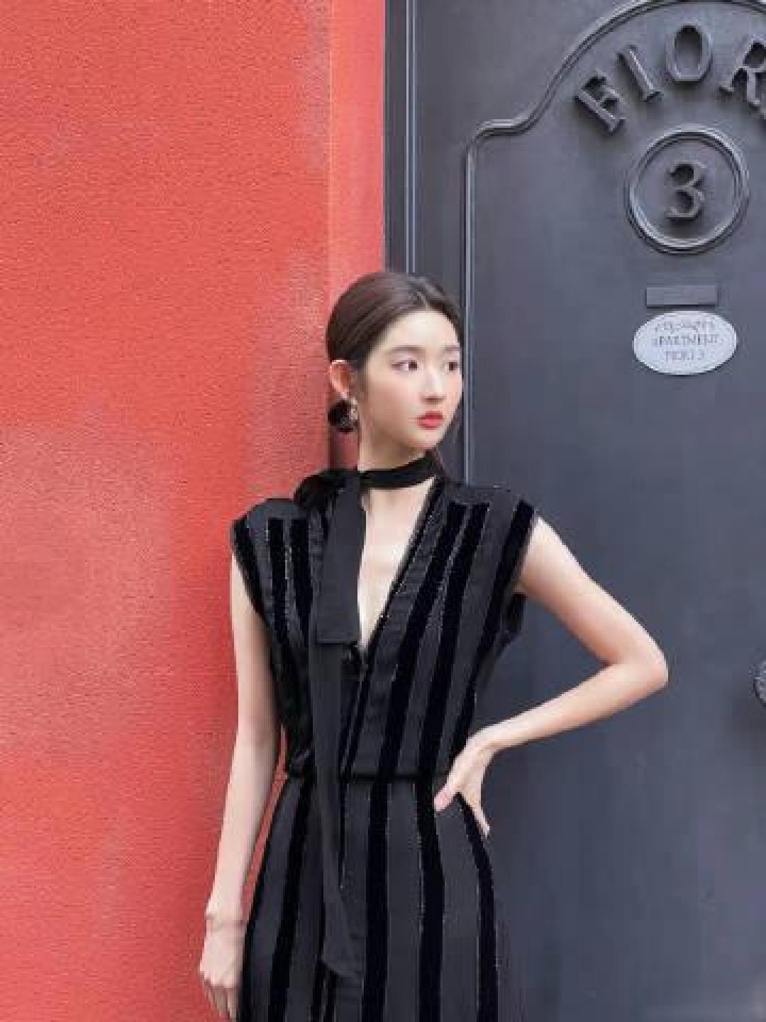 王玉雯米兰时装周优雅踉跄变圈粉现场 灵动应对诠释女明星的"活人感"