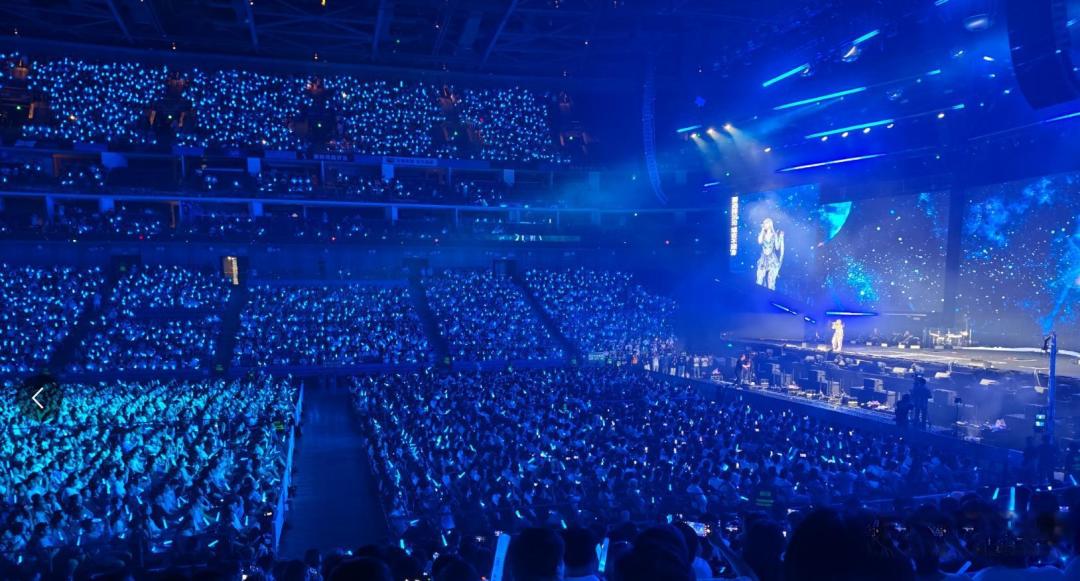 黄霄雲崇左演唱会异次元机械战士燃炸舞台 喀斯特星海缔造魔幻音潮