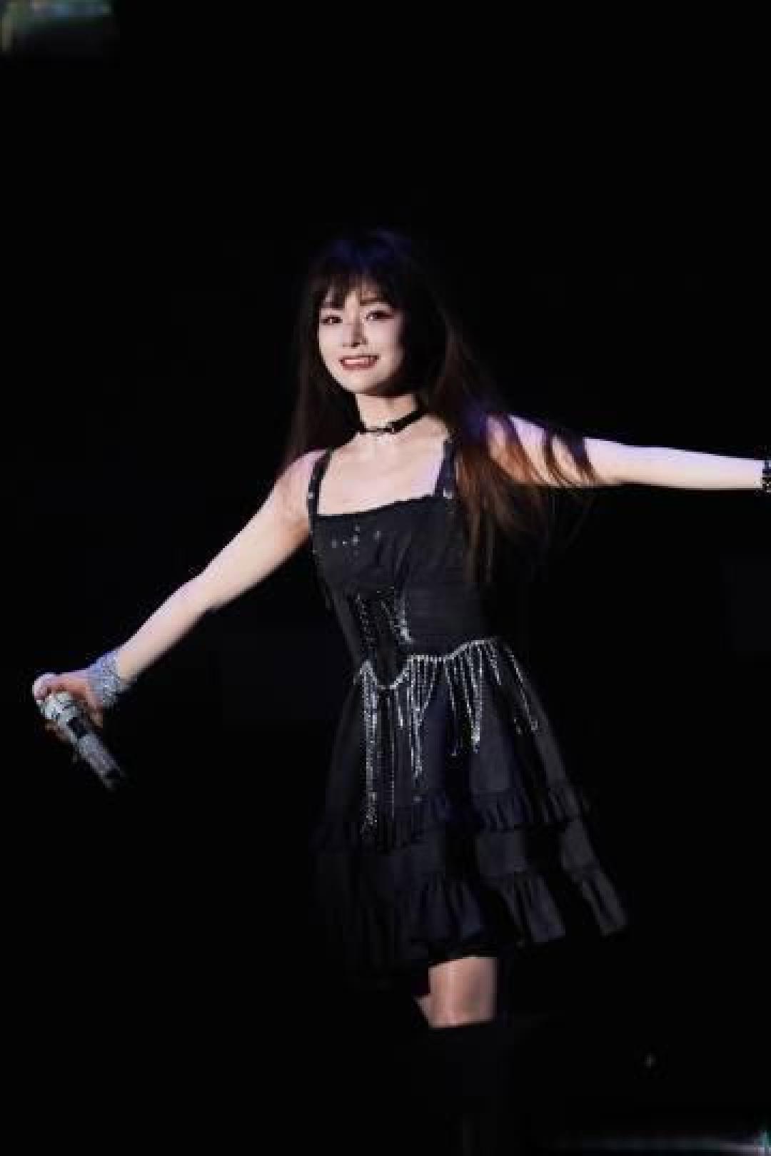 黄霄雲崇左演唱会异次元机械战士燃炸舞台 喀斯特星海缔造魔幻音潮
