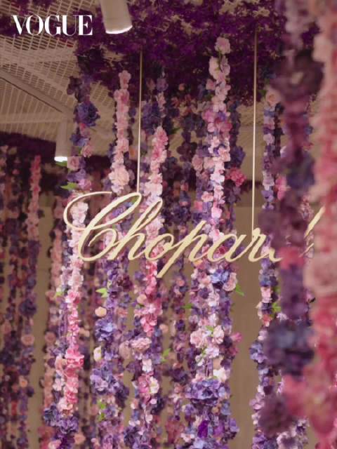 在萧邦的「钻时诗翩」展览上，我们与@张凌赫z 进行了一场关于时间的问答。在高级珠宝和腕表间，感受跨越时光的美学与魅力。 VOGUE服饰与美容的微博视频