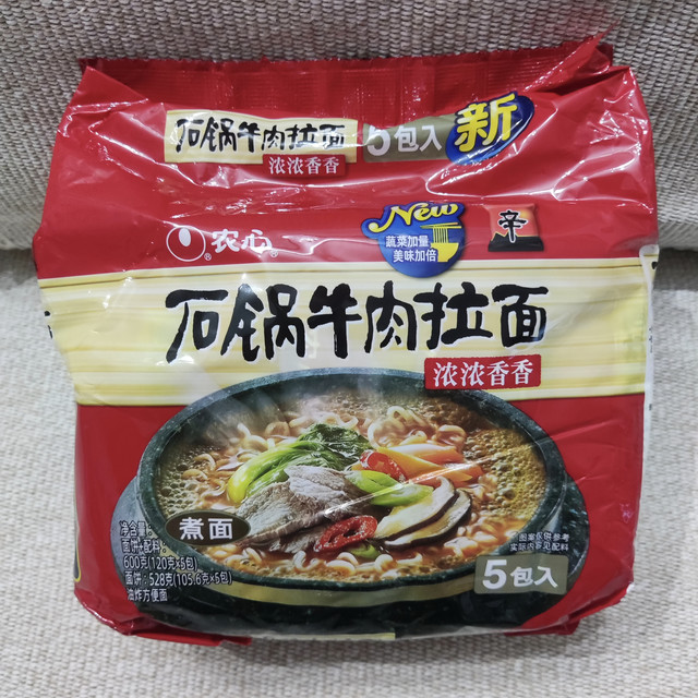 农心石锅牛肉拉面，面条筋道汤汁浓香