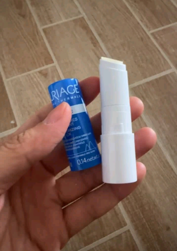 依泉润唇膏