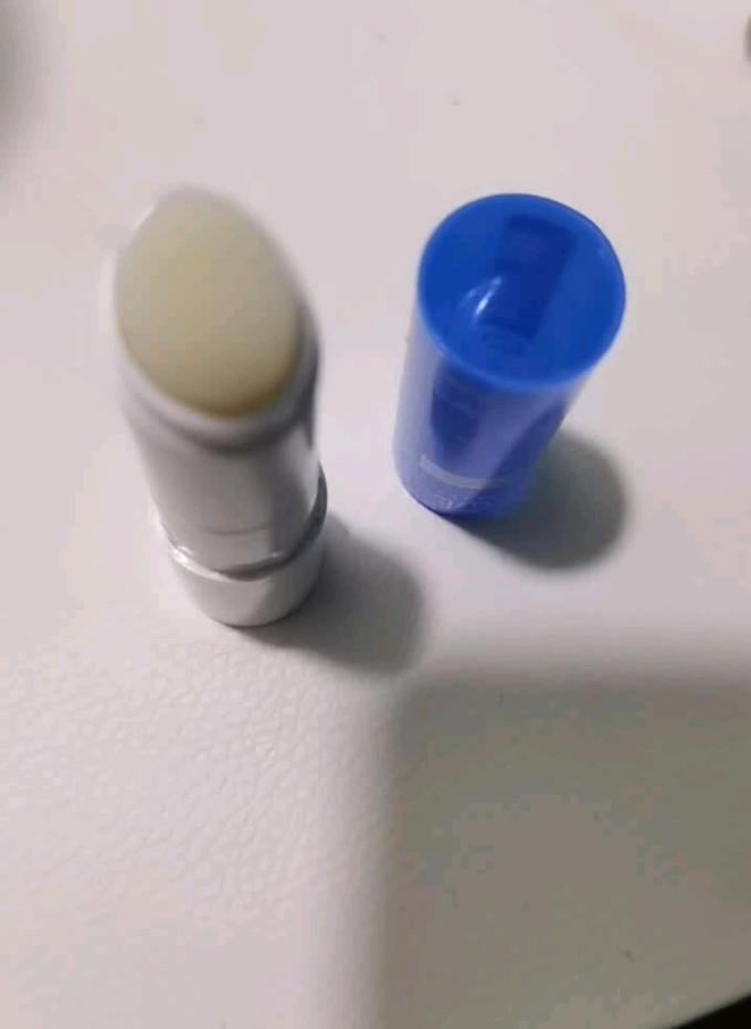 依泉润唇膏