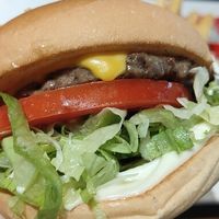 被进口牛肉汉堡界的“艾马仕”背刺，但是真的好吃，你吃过吗？