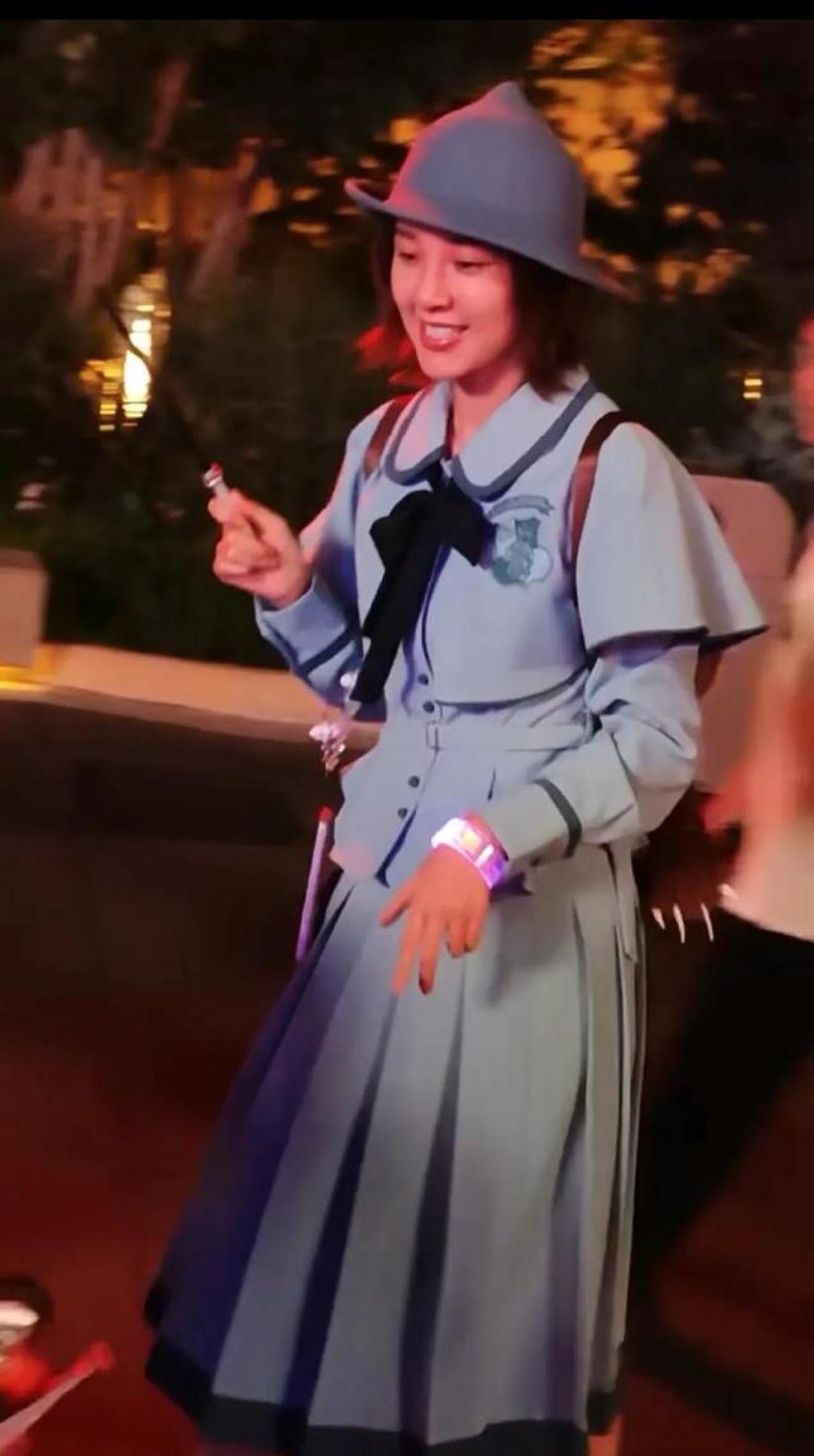 唐艺昕携女环球影城甜蜜游,亲子装穿搭教科书级示范,不露脸育儿细节引热议