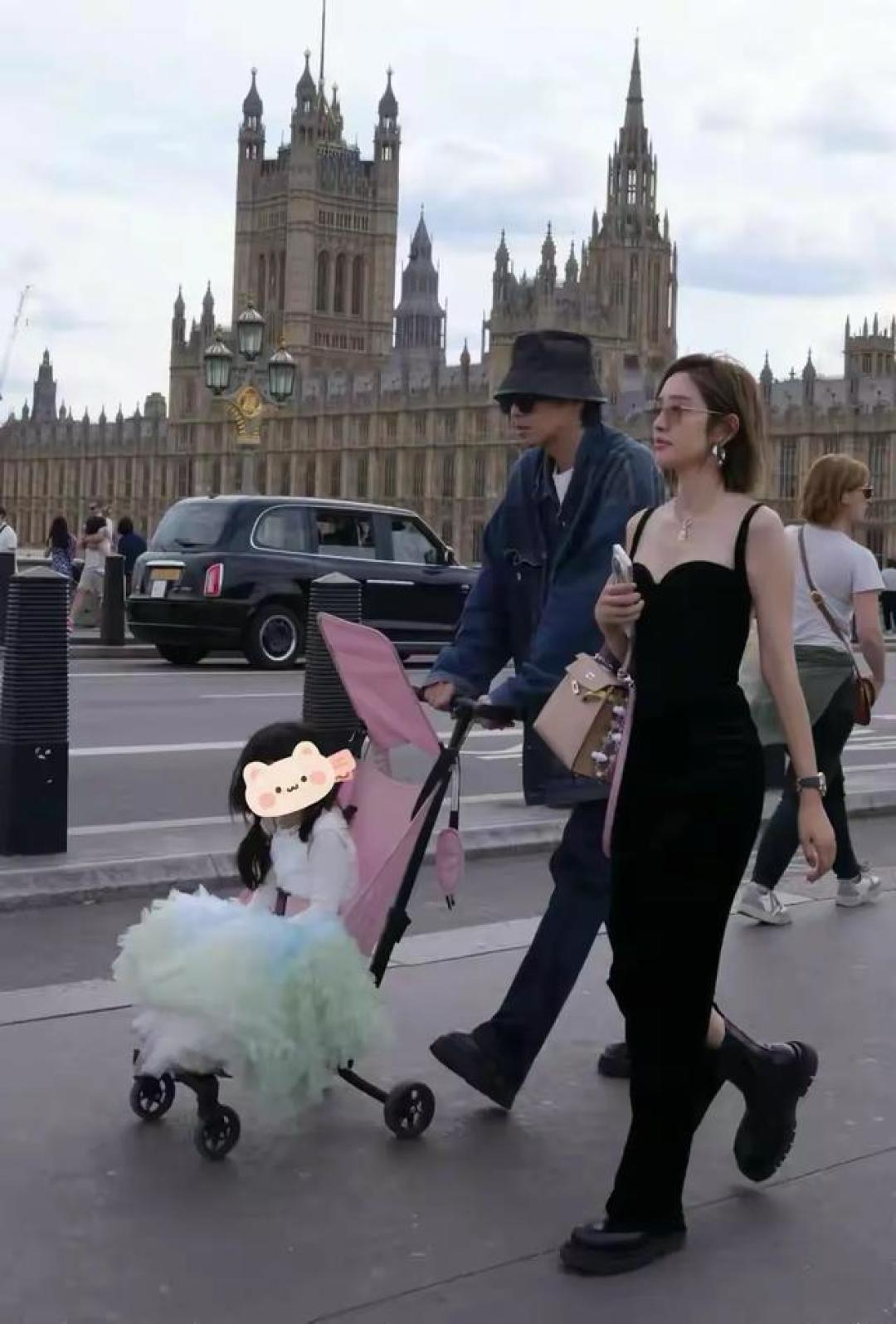 唐艺昕携女环球影城甜蜜游,亲子装穿搭教科书级示范,不露脸育儿细节引热议