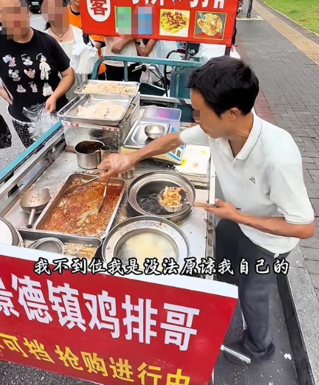江西"鸡排哥"走红后获聘烟火观察员 六元鸡排成地摊经济转型样本