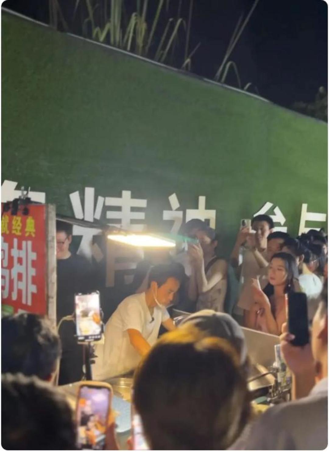 景德镇鸡排哥出圈:油锅里的管理学如何硬核迎战国庆流量洪流