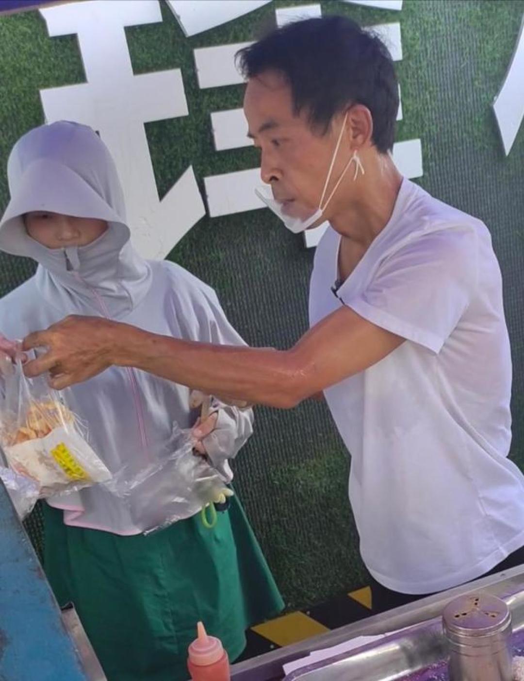 江西"鸡排哥"走红后获聘烟火观察员 六元鸡排成地摊经济转型样本