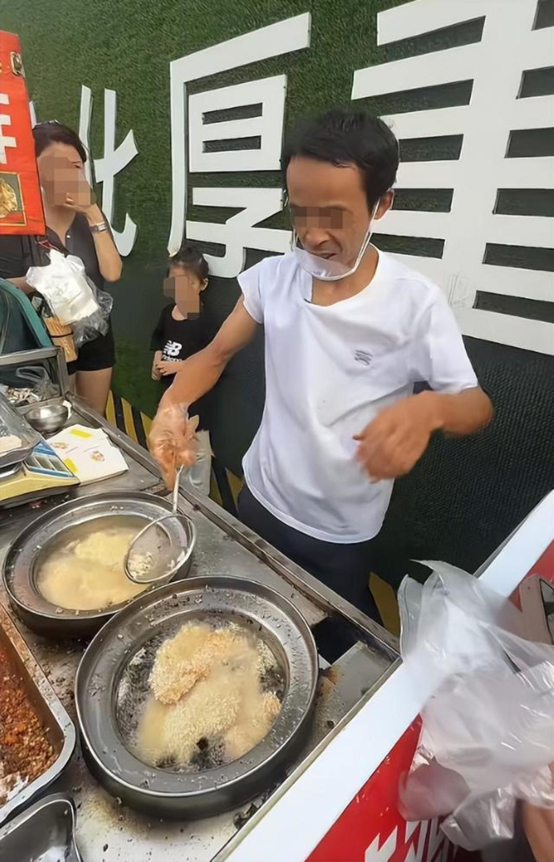 江西"鸡排哥"走红后获聘烟火观察员 六元鸡排成地摊经济转型样本