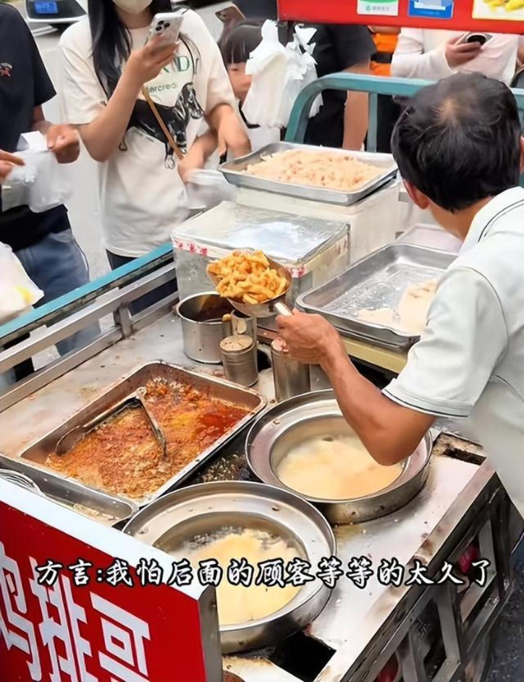 江西"鸡排哥"走红后获聘烟火观察员 六元鸡排成地摊经济转型样本