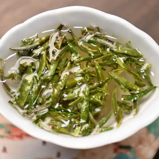遍披白毫，挺直如针，色白似银：从这款茶认识白毫银针