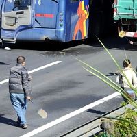-汽车- 篇零：往年那些“堵车迷惑行为大赏”还记得吗？高速堵车奇葩行为一起看
