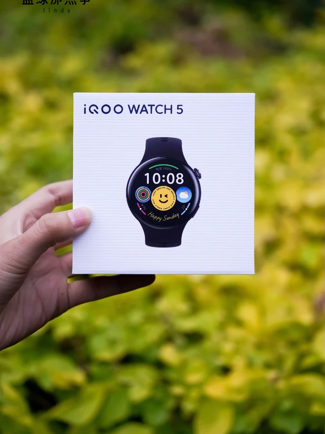 腕上最强AI:iQOO WATCH 5。我最近一直戴着iQOO WATCH 5,这款主打“AI能力”的智能手表,确实在腕上交互体验上做出了新意。
先说外观,32g的重量戴在手上几乎无感,搭配1.4