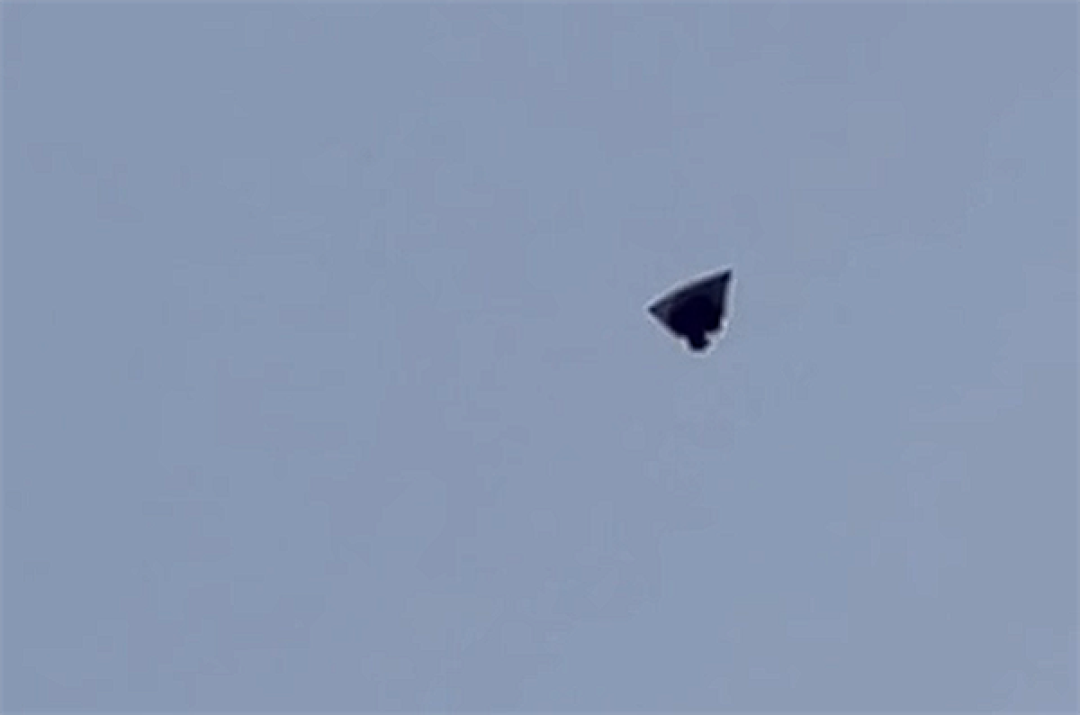 美国得州上空疑出现黑色UFO：边缘发光三角形 没任何声音