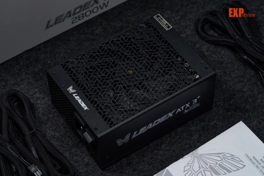 振华LEADEX T2800W电源图赏:修长体型下蕴含着2800W“钛金之力”