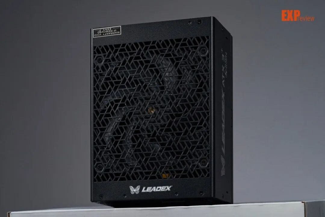 振华LEADEX T2800W电源图赏:修长体型下蕴含着2800W“钛金之力”
