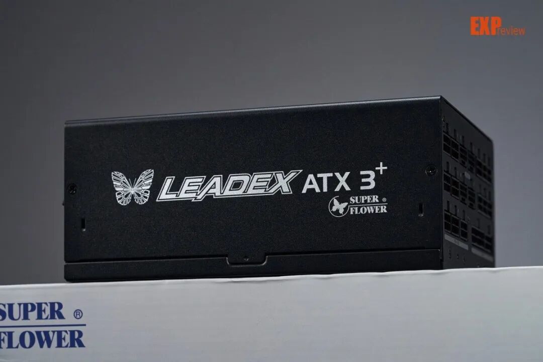 振华LEADEX T2800W电源图赏:修长体型下蕴含着2800W“钛金之力”