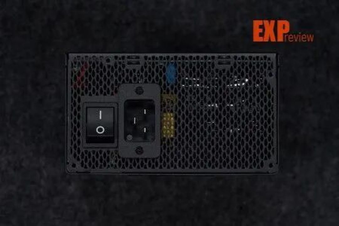 振华LEADEX T2800W电源图赏:修长体型下蕴含着2800W“钛金之力”