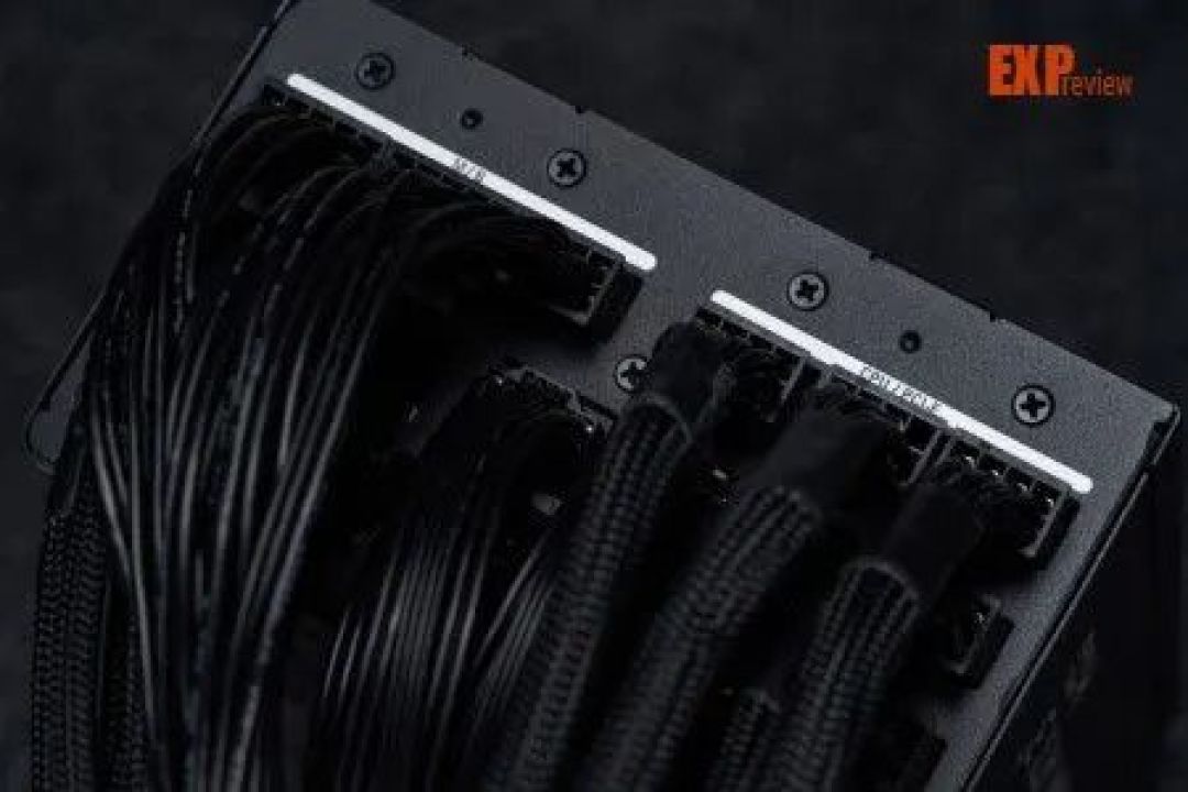 振华LEADEX T2800W电源图赏:修长体型下蕴含着2800W“钛金之力”
