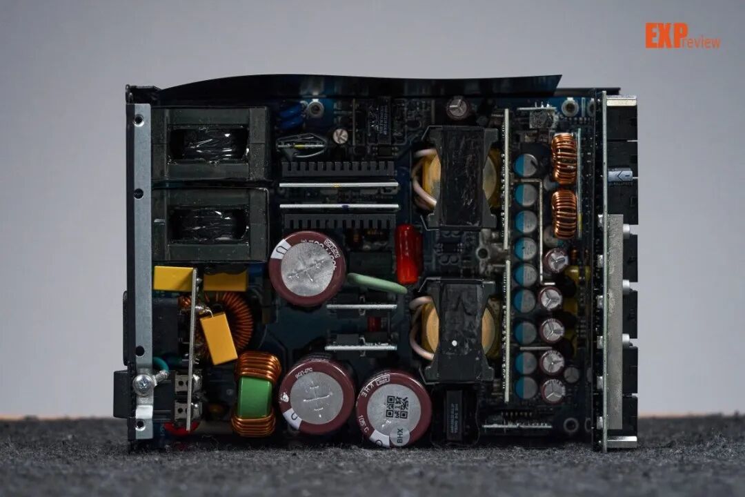 振华LEADEX T2800W电源图赏:修长体型下蕴含着2800W“钛金之力”